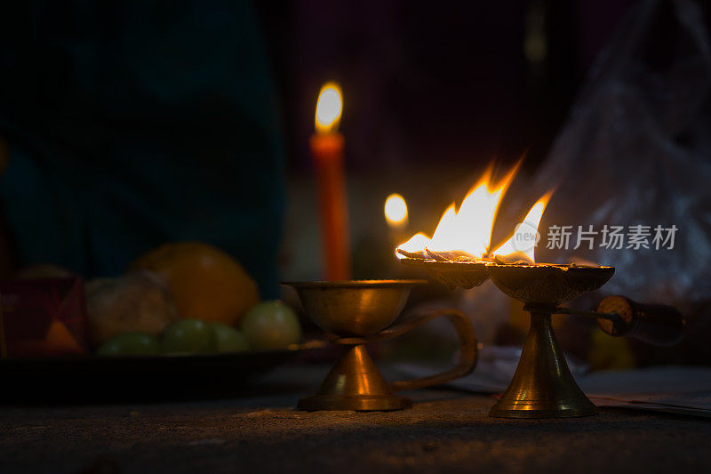 Panch pradeep或五头油灯燃烧着发光的火焰。这些用于印度教的puja仪式，如durga, saraswati, kali, laxmi puja, shivaratri, holi或排灯节。
